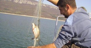 Забраняват риболова от 18 април 2011 г.