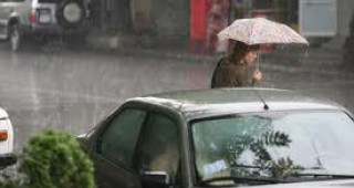 Обявиха жълт код заради валежи в 10 области на страната
