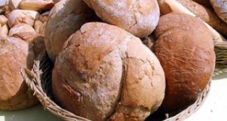 Пекари раздават безплатно хляб в Неапол
