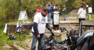 Доброволци от цялата страна събраха 12 тона отпадъци от 11-те природни парка у нас