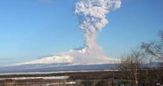 Вулканът Шивелуч в Камчатка продължава да изхвърля пепел