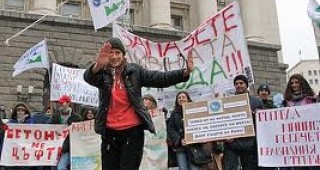 Протест на екоактивисти в София срещу незаконното строителство в парк Пирин