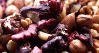 Четири чувала с откраднати орехови ядки са намерени в Бургаско