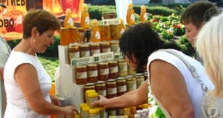 Медът е безценен природен дар, който не само ни храни, но и ни лекува