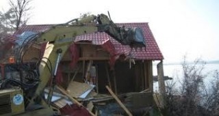 Събарят още 6 незаконни постройки в Рибарското селище край Бургас