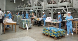 Министър Найденов посети фабрика за производство на ядки в град Дулово