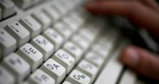 КЗП ще преразгледа решението за задължителен електронен подпис на жалбите по интернет