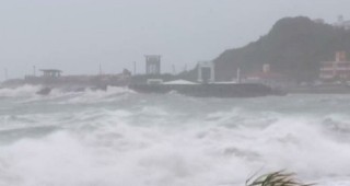 Мощният тайфун Талас бушува в южните райони на Япония