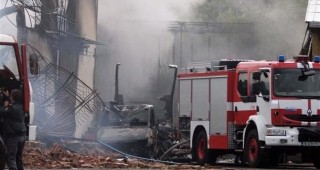 Девет пожарни екипа се борят с огнената стихия край Вакарел