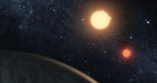 Астрономи откриха планета в орбита около две слънца