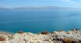 Над 1000 израелци позираха голи в масова фотосесия за спасяването на Мъртво море