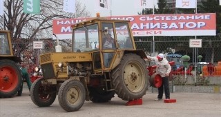Отборът на Професионалната гимназия по селско стопанство Н. Вапцаров от гр. Левски е победител в състезание Млад механизатор