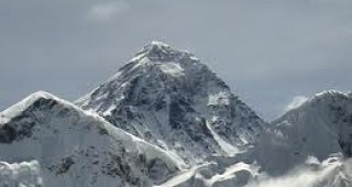 Най-високо разположената уебкамера в света снима Еверест
