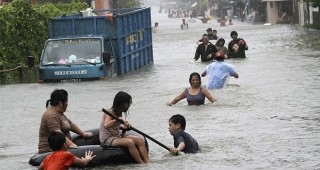 Тайландските власти продължават да се борят с наводненията в страната