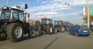 Протестиращи зърнопроизводители затвориха пътя към границата с Турция