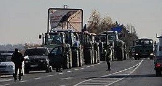 Протестиращи зърнопроизводители затвориха подстъпите към ГКПП Дунав мост за около два часа