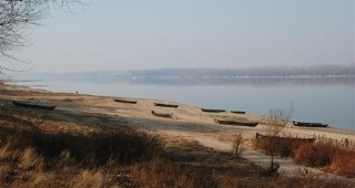 Строителните дейности по изграждането на Дунав мост 2 са затруднени поради ниските води на реката