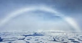 Фотограф е заснел рядък феномен в арктическото небе - бяла дъга