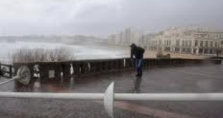 42 френски департамента са поставени под оранжева тревога заради силна буря