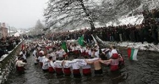 Около 200 мъже влязоха в студените води на Тунджа за традиционното хоро на Богоявление