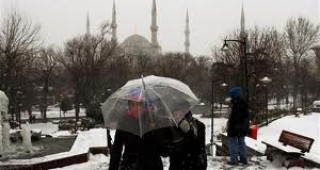 Обилен снеговалеж в Истанбул причини хаос в движението на мегаполиса