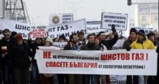 Екоактивисти организират мирна демонстрация срещу добива на шистов газ пред румънското посолство