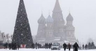 Снеговалежи и ураганни ветрове създават много проблеми на жителите на Русия