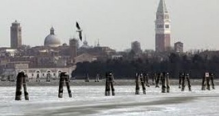 Във Венеция заради небивалите студове замръзнаха каналите
