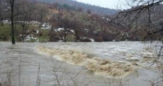 Лявата дига на река Марица при село Генералово се е скъсала
