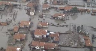 Почвата в наводнените села в Харманлийско е отровена, алармират доброволци