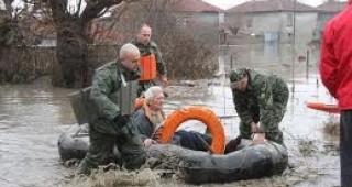 За пострадалите от наводненията БЧК откри кратък номер 1255
