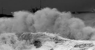 Огромни вълни заливат пристанище Царево