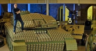 Британец построи танк с помощта на 5000 картона за яйца