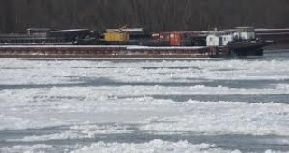 Три кораба са изтласкани от леда на брега на Дунав