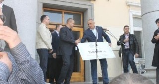Премиерът Борисов връчи на тютюнопроизводителите в Кърджали чек за 73 млн. лева