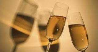 Латвиец произвежда шампанско от брезов сок