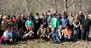 РДГ–Ловеч организира почистването на млада чинарова гора
