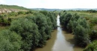 Обновяват коритото на река Осъм