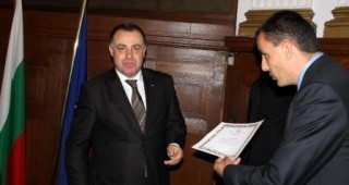 Министър Найденов връчи грамоти на дарителите за животновъдите от село Бисер