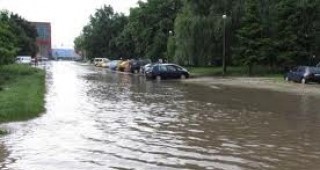 Отстраняват пораженията след наводнението в карловското село Дъбене