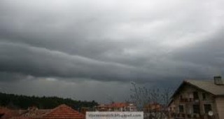 Жълт код заради очаквани обилни дъждове е обявен за 12 области в Западна и Южна България