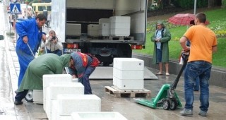 Монтират 60 нови каменни саксии в централната градска част на Велико Търново