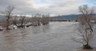 Река Тунджа при Елхово достигна критичното ниво