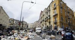 Еврокомисията заплаши Италия със съд заради кризата с боклука в Рим