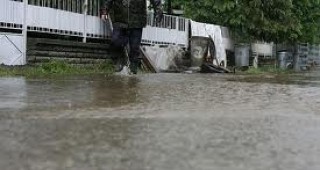 Проливен дъжд наводни улиците на Ловеч
