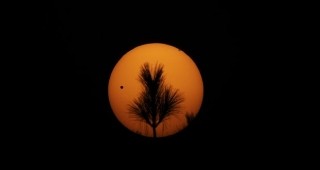 Тази нощ планетата Венера застана между Слънцето и Земята