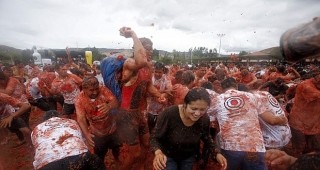Хиляди фермери и туристи участваха в традиционния колумбийски фестивал Томатина