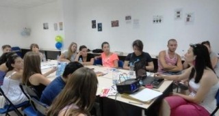 Младежи се учиха на демокрация в инфоцентъра на Мария Неделчева в Хаджидимово