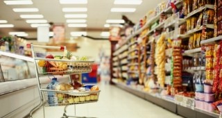 През май 2012 г. търговията на дребно с храни, напитки и тютюневи изделия блележи ръст с 2.2%