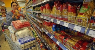 Цените на 10 основни хранителни продукта се замразяват от днес